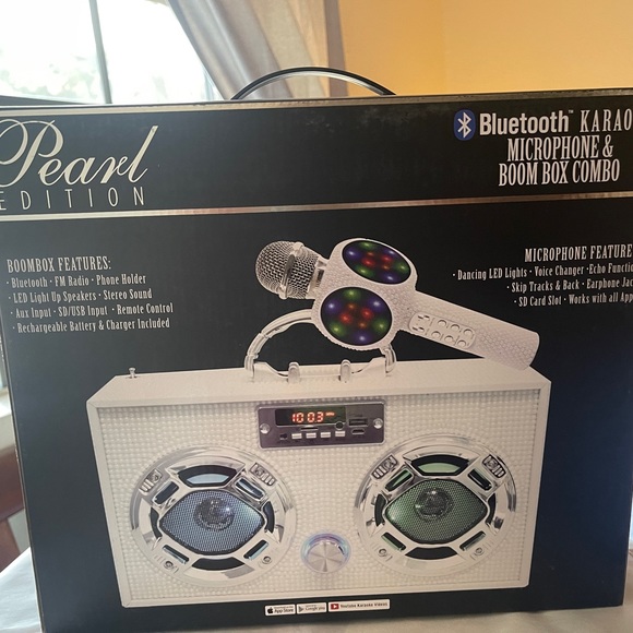 New in box Couture-Pearl collection. This retro-inspired boombox - Picture 3 of 5